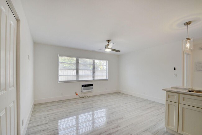Building Photo - 525 S Broadway