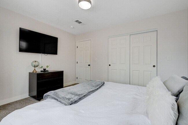 Building Photo - Fully Furnished or Unfurnished 3 BR / NO HOA