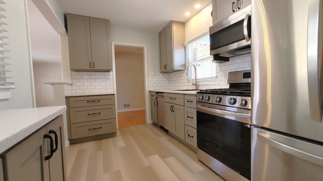 Building Photo - Charming 2 Bedroom House in the SE!