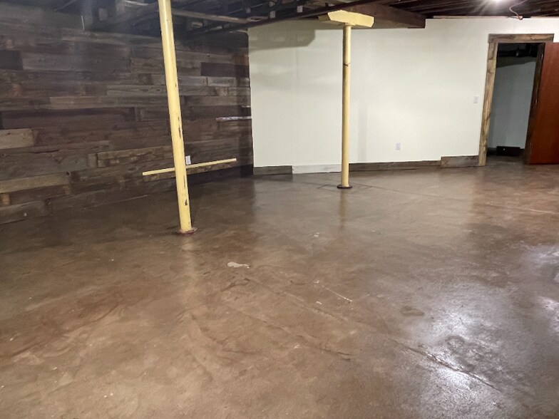 Building Photo - 208 W 3rd St