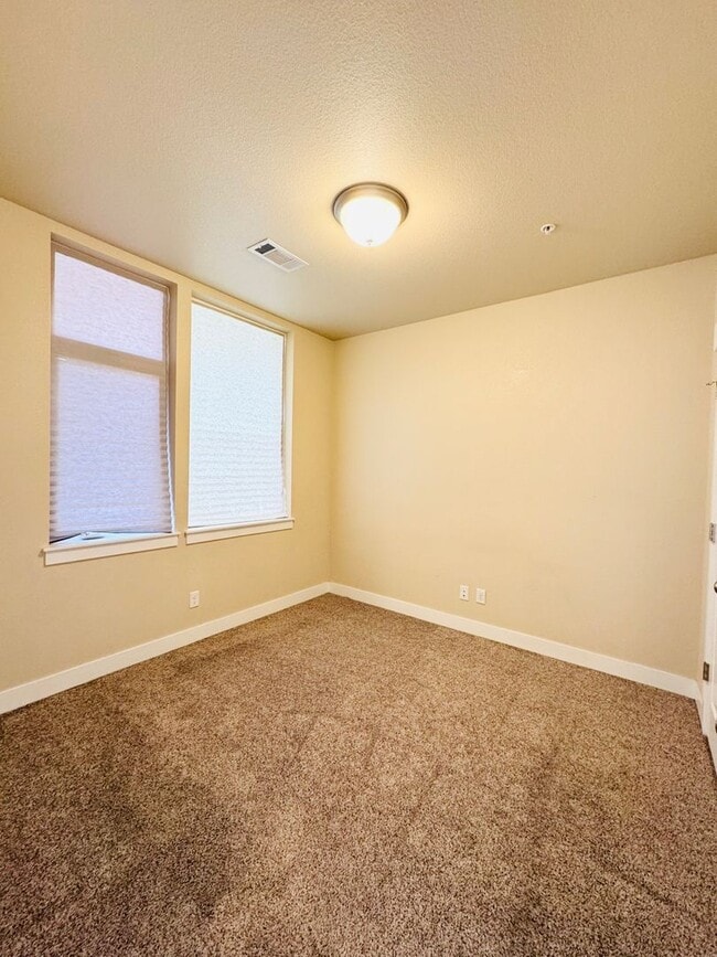 Building Photo - Gorgeous Flats at Rigden Farm 2bed 2bath Condo