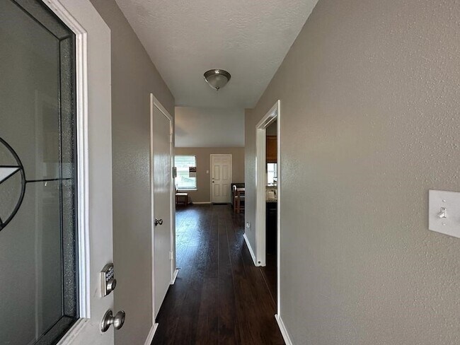 Building Photo - 10921 Pecan Dr
