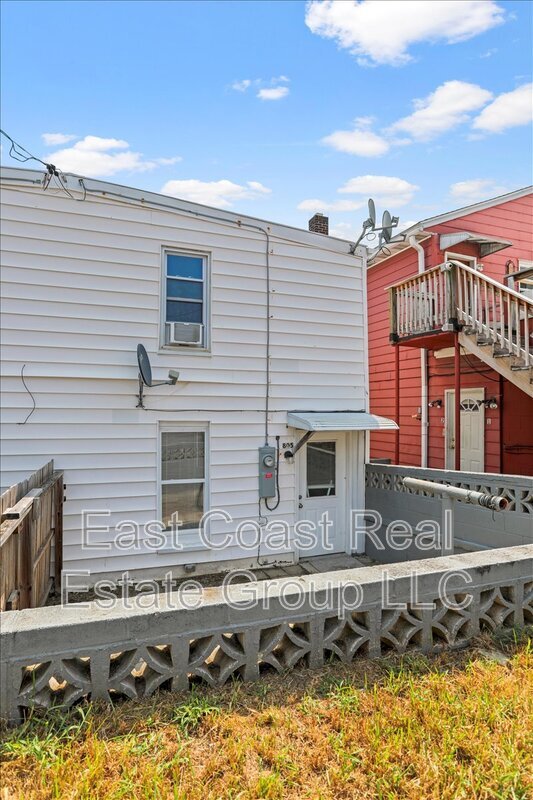 Building Photo - 805 S Potomac St