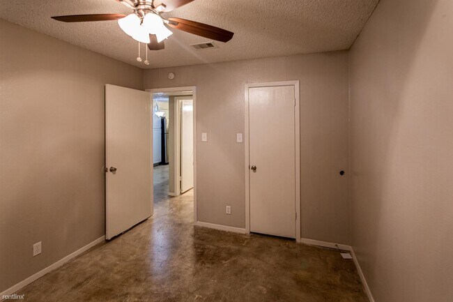 Building Photo - 2 br, 1 bath 4plex - 1220 Southport Dr A A