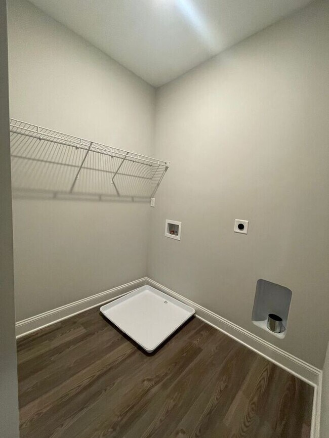 Building Photo - 3 Bedrooms, 2.5 Baths 2-story townhome