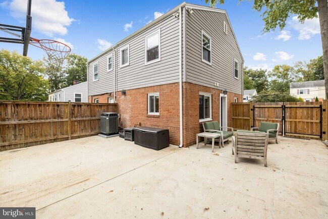 Building Photo - 5820 Fifer Dr