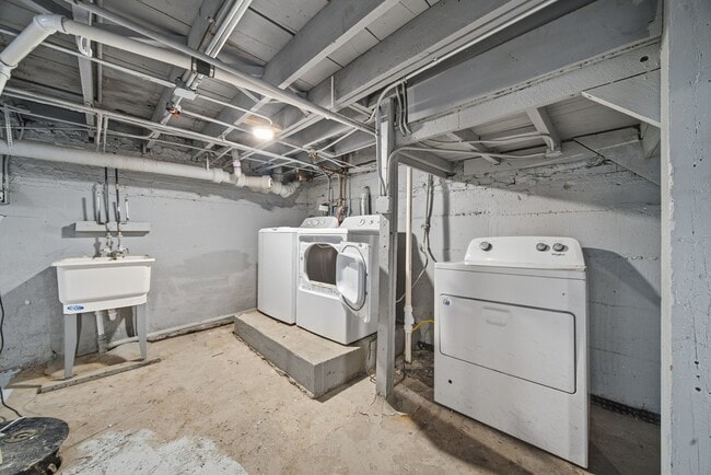 Building Photo - 8824 S Wabash Ave