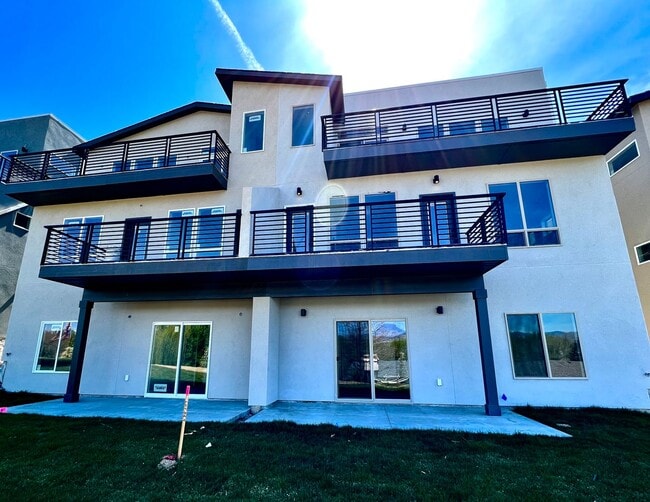 Building Photo - Close to Micron, 3 Bedroom 3 bath w/ a Mil...