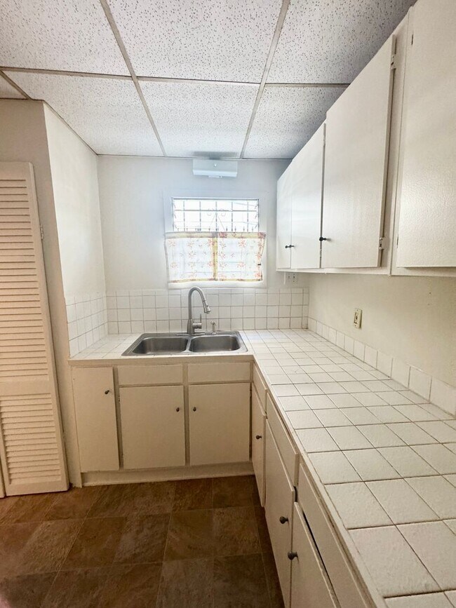 Building Photo - Spacious Unit