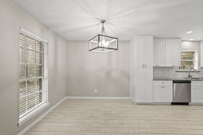 Building Photo - 105 Navajo Dr