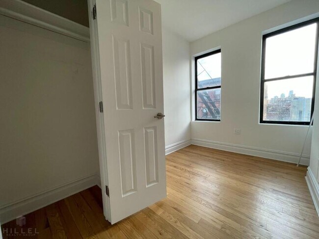 Building Photo - 2 bedroom in ASTORIA NY 11106