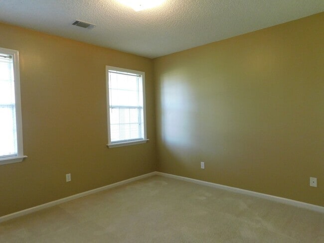 Building Photo - Quiet convenience