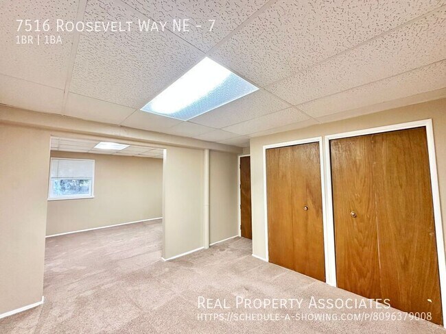 Building Photo - 7516 Roosevelt Way NE