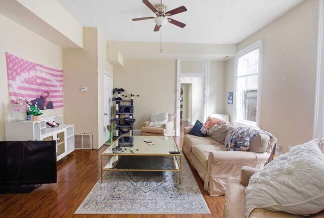 Building Photo - 122 E University Ave