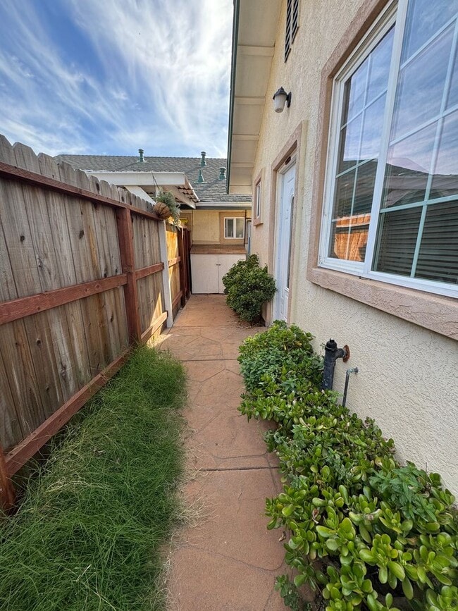 Building Photo - Welcome to this charming 1-bedroom, 1-bath...