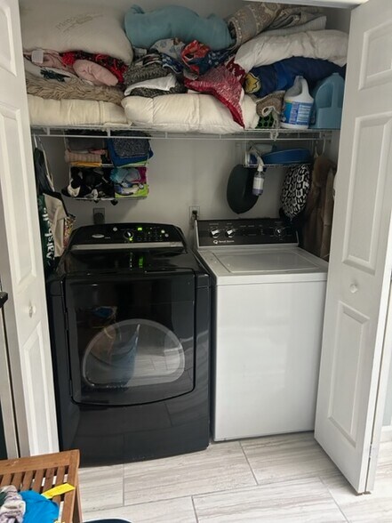 bathroom 1 - 2130 Hammond Pl E