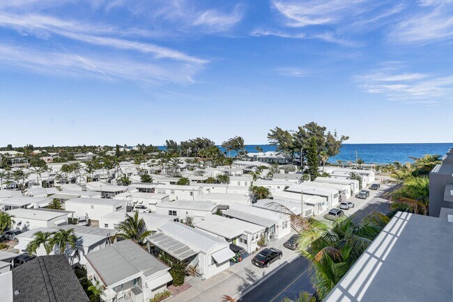 Building Photo - Gorgeous New Townhouse on the Beach