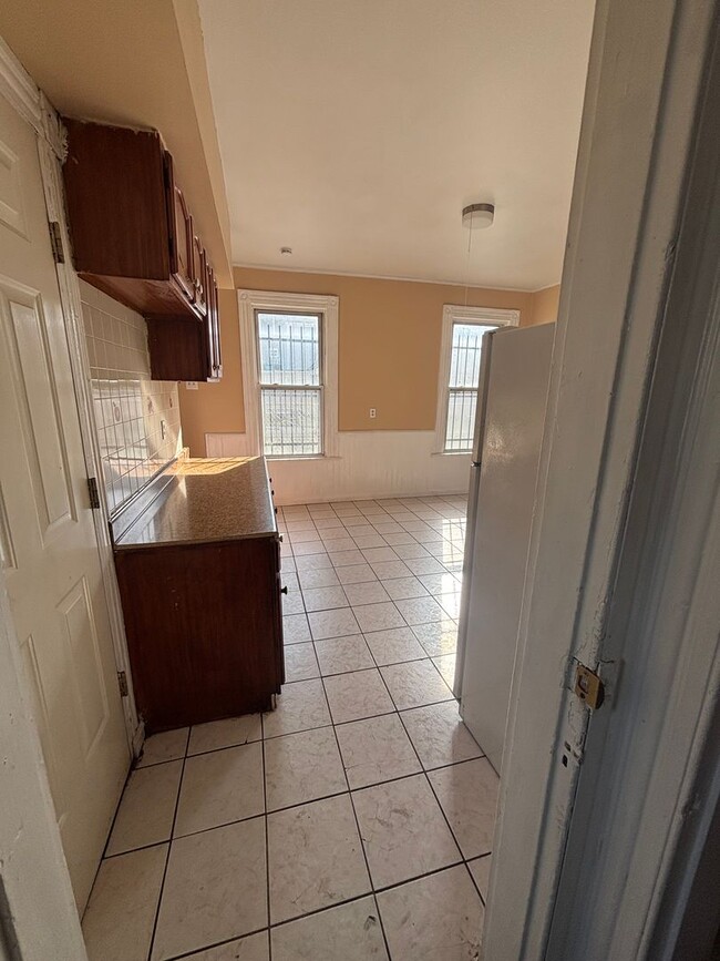 Building Photo - 37 Hotchkiss St