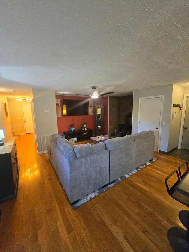 Building Photo - This charming 3-bedroom, 2-bathroom home o...