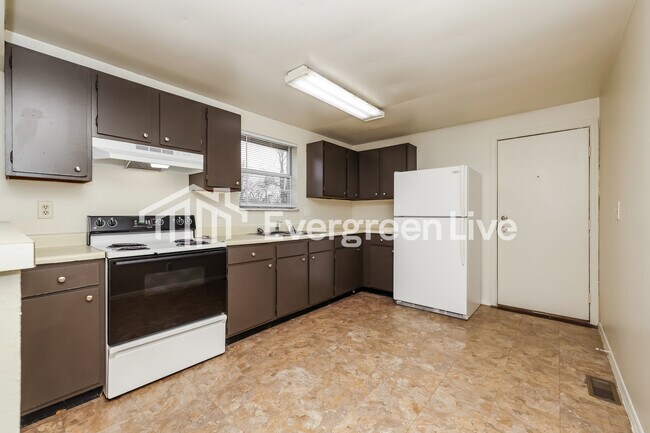 Building Photo - 8811 Foxgate Ct