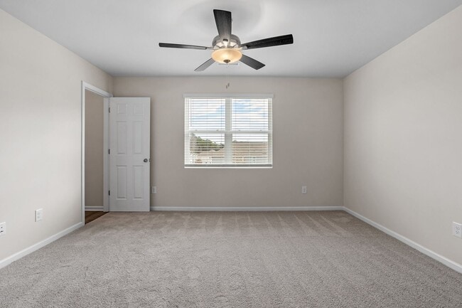 Building Photo - 3 Bd 2.5 Ba end unit townhouse