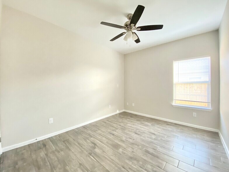 Building Photo - 805 W Sunset Valley St