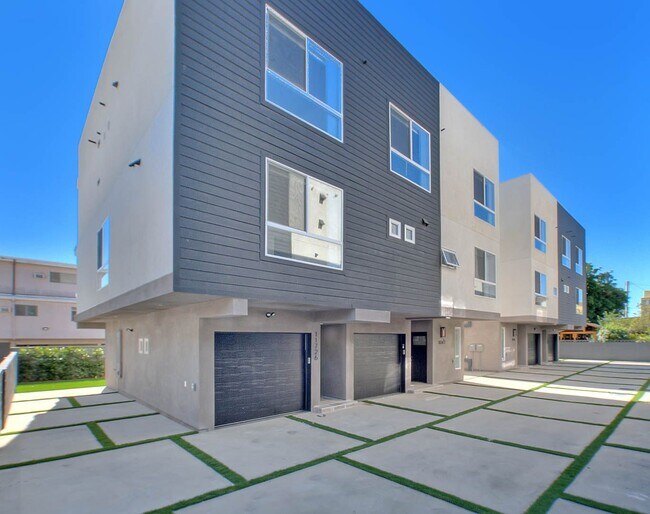 Building Photo - Luxury 2 & 4 Bed Townhomes in NoHo!