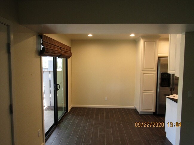 Building Photo - Updated Knollwood Meadows Two Story Condo ...