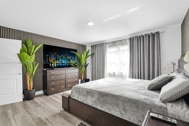 Building Photo - 1420 S 24th Terrace