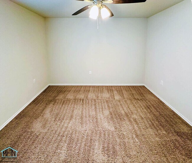 Building Photo - Bright & Move-In Ready 3 Bed / 2 Bath Home...