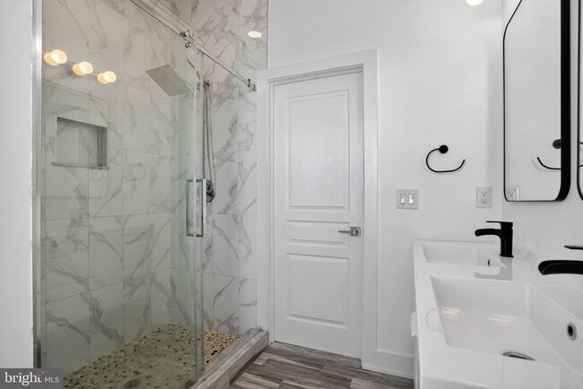 Building Photo - 419 Emily St