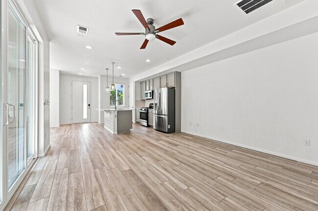 Building Photo - $2,495.95 - 3 Bed, 2.5 Bath Townhome in Aurora with Central AC and In Unit Laundry!