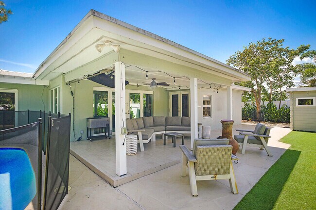 Building Photo - 711 NW 7th Dr