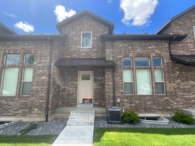 Primary Photo - 2 bedroom 2 1/2 bath townhouse