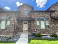 Building Photo - 2 bedroom 2 1/2 bath townhouse