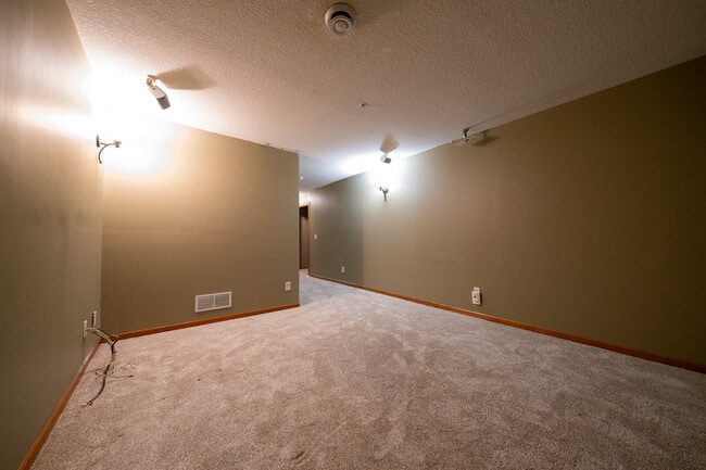 Building Photo - 6988 S Park Dr