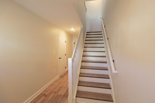 Building Photo - 3 level town home in popular Congers Creek...