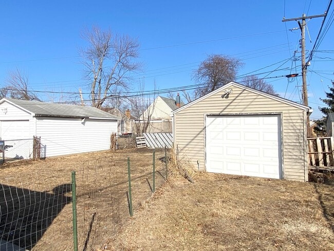 Building Photo - 1311 W Maywood Ave