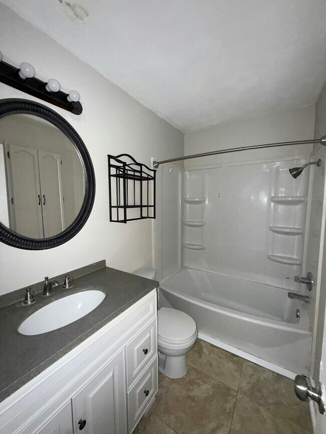 Building Photo - 1690 Hofheinz St