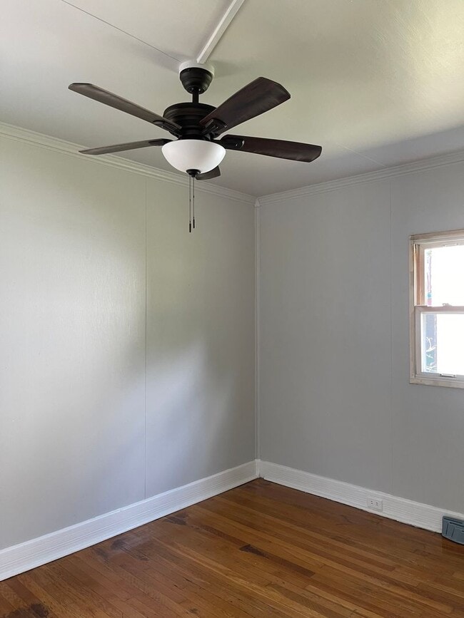 Building Photo - 2-3 Bed Home Available on Quiet Street Newly Renovated!!!