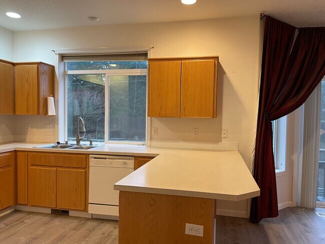 Building Photo - FANTASTIC 4 Bed 2.5 Bath Home in Salmon Cr...