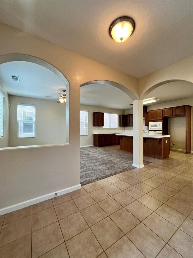 Building Photo - 4 Bedroom NW Fresno Home for Lease