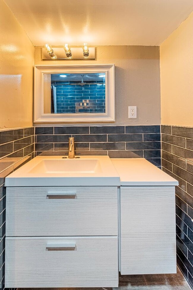 Building Photo - 704 Pacific Ave SW