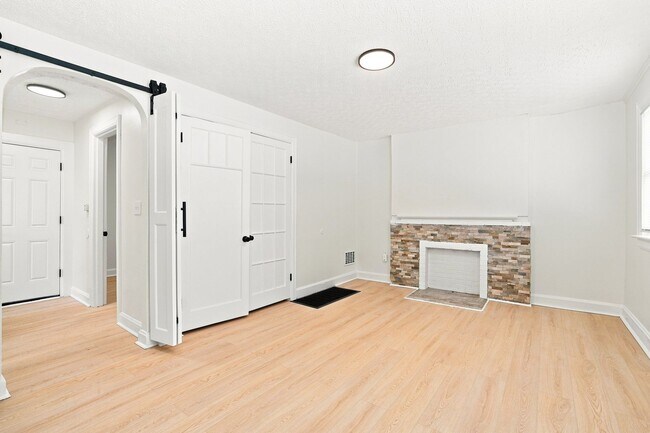 Building Photo - 397 Catherine St