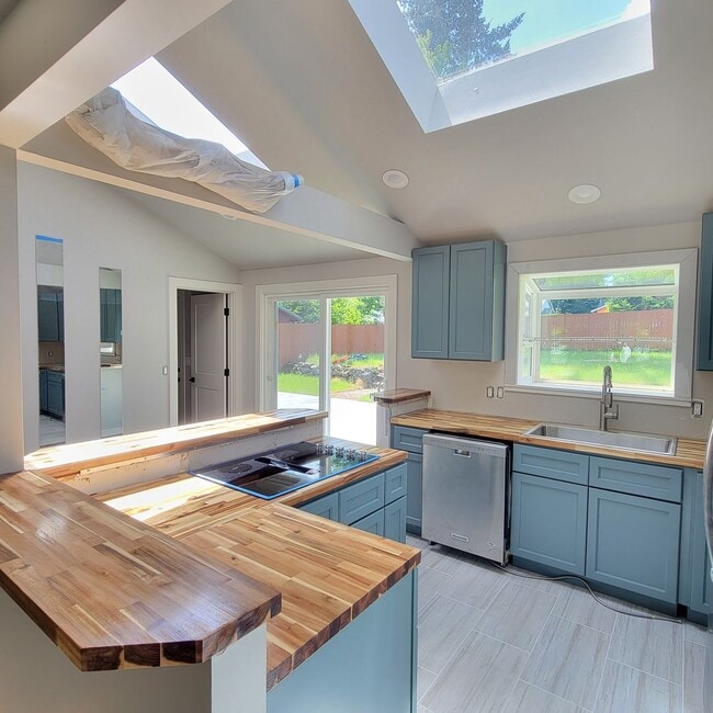 Building Photo - Rambler 3br / 1.5bath in Bow Lake of Seatac