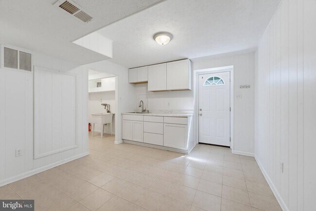 Building Photo - 8467 Magic Tree Ct
