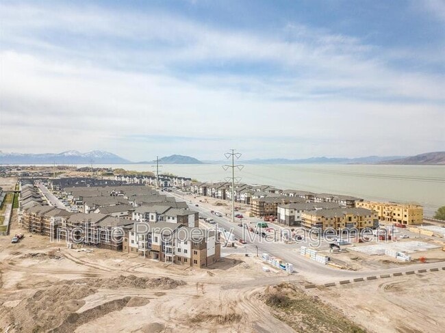 Building Photo - 772 260 W