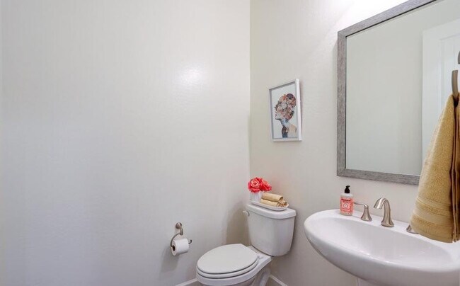 Building Photo - 948 W Yosemite Dr