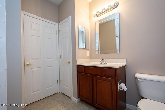 Building Photo - 2704 Bradford Commons Dr