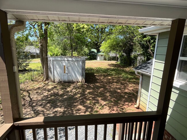 Building Photo - Newly Renovated 2 Bedroom Bungalow!!!